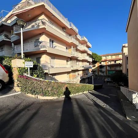 Acadamis Ema's House - *